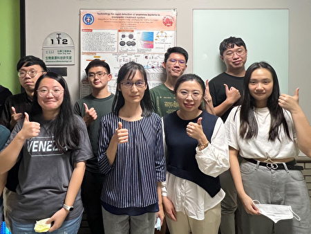 中原大學化工系教授黃郁慈(前排左二)帶領研究室學生，投入水循環科技之研發。