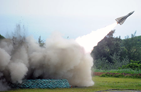 国军在演习中发射飞弹。