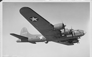 達拉斯航展出意外 二戰轟炸機和戰機空中相撞