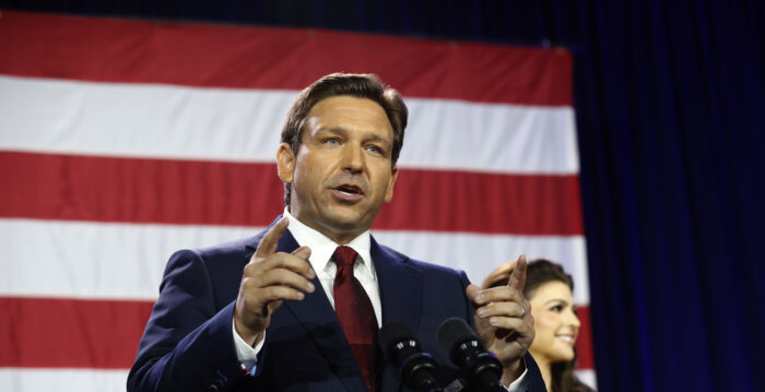 前美国驻外大使支持德桑蒂斯竞选总统