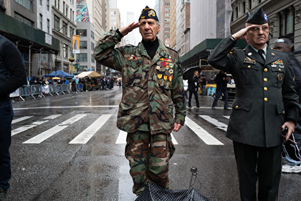 组图：纽约市退伍军人节游行 逾两万人参加