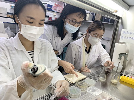 中原化工教授黃郁慈(圖中)指導學生實驗，將豆渣再利用及加值化，擴大產學合作效益。
