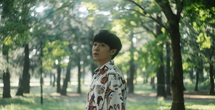 造福中年歌迷 吴青峰“写真集”重金放大歌词本