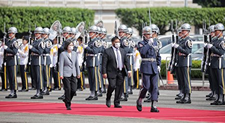 总统蔡英文15日在总统府前广场主持军礼，以21响礼炮欢迎诺鲁共和国总统昆洛斯（Russ Joseph Kun）伉俪。