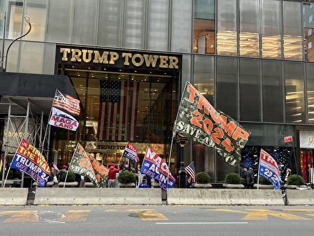 2022年11月15日，在川普的重大宣布前，紐約選民到川普大廈前表示支持。