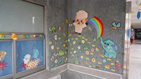  嘉义市复国幼儿园师生以交趾陶作品妆点榕树老屋墙面。