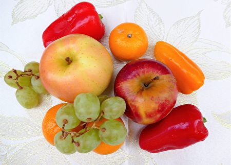 王明勇建议，每天要摄取不同部位、不同颜色的蔬菜水果。