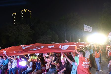 台灣基進造勢晚會，台下支持者拉起巨型布條，喊出「光復議會、榮耀高雄」口號。