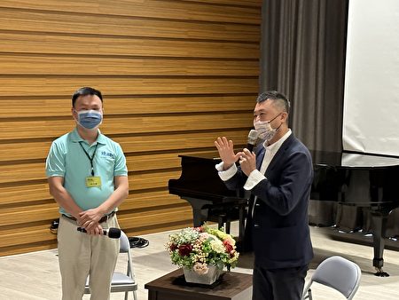 慈林教育基金会执行长林志龙(左)与《沉默呼声》电影台湾策展人林凯文(右)共同主持电影映后座谈。