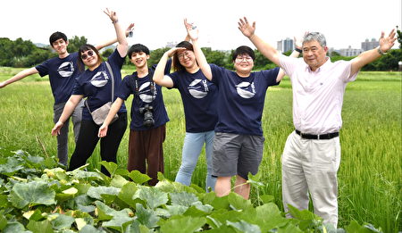 中原大學設計學院USR計畫主持人陳其澎(右一)帶領學生親身體驗及實踐環境保育。