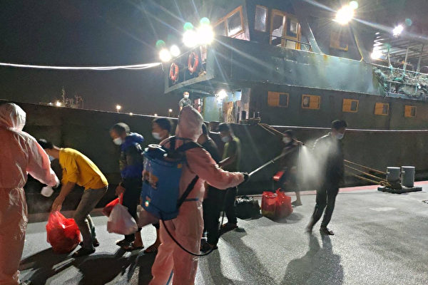大陆渔船越界捕捞 台湾海巡队逮14人送办