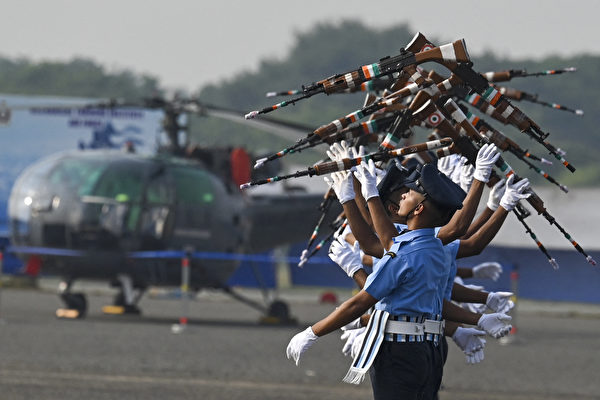 組圖：印度空軍學員畢業典禮 武術拳擊等演練