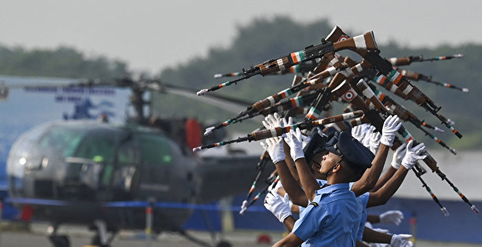 组图：印度空军学员毕业典礼 武术拳击等演练