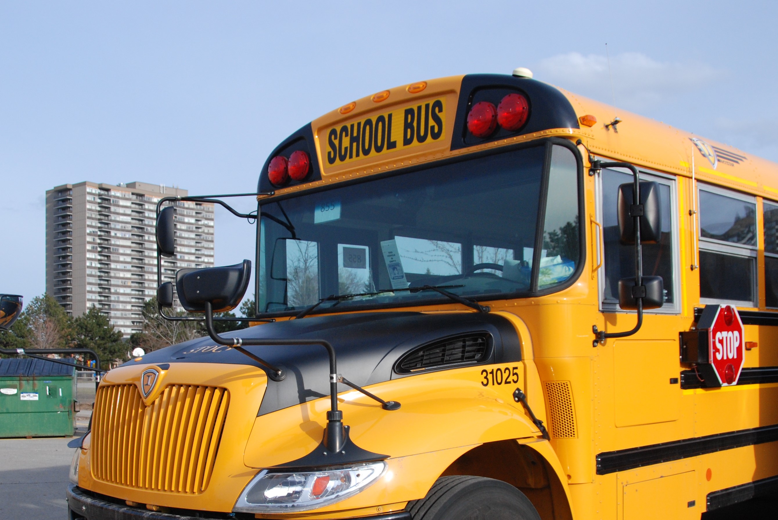 五岁男孩被校车拖行数米司机被控粗心驾驶| 大纪元, image size:2679x1793