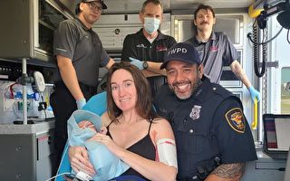 警局外传来孕妇呼救声 德州警察帮助接生