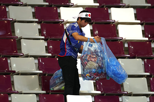 日本球迷观赛后主动清垃圾 令卡塔尔人惊叹