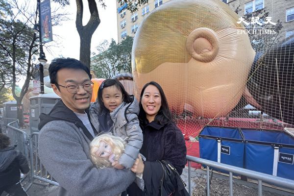 温暖的感恩节前夕 纽约人观看气球充气