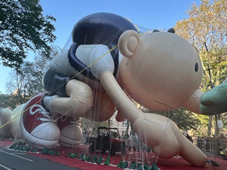 2022年11月23日，梅西百货工作团队正在充气的新气球“小屁孩”。