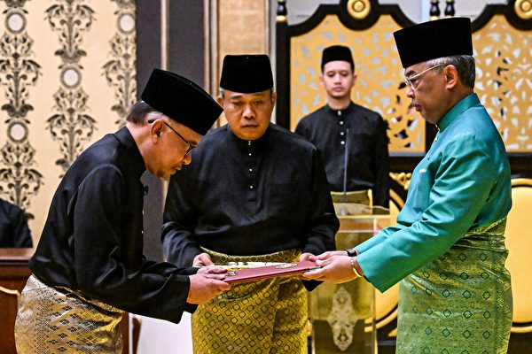 安华宣誓就任马来西亚首相 面临新挑战