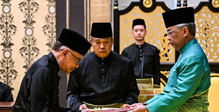 安华宣誓就任马来西亚首相 面临新挑战