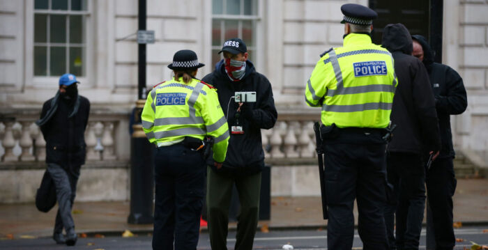 英破获超大诈骗案 受害者分布在美欧多国