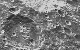NASA发布新月球照 其表面陨石坑清晰可见