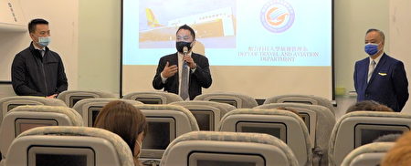 安捷航空董事长高健祐(图中)，详细回复同学提出的问题。