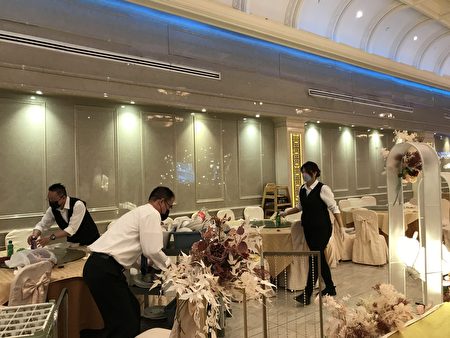 2022年11月24日,紐約市布碌崙海悅海鮮酒家員工忙著整理剛結束的喜宴現場。
