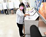 彰化县长王惠美  投下神圣一票