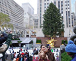 爭睹25米聖誕樹 紐約遊客潮現洛克菲勒中心