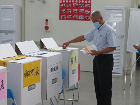 九合一選舉投票日登場，無黨籍澎湖縣長候選人葉竹林26日上午前往投開票所，將票投入票匭，完成投票。中央社 111年11月26日