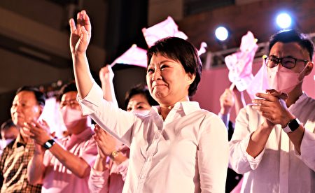 台中市长卢秀燕连任成功，哽咽感谢选民。