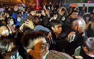北京市民聚集亮马河畔示威 在桥下高举白纸