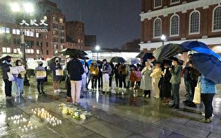 波士顿人冒雨悼念乌鲁木齐火灾死者 12/2还有活动