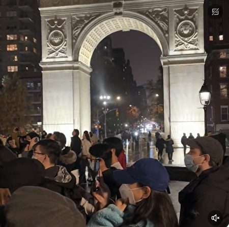 華人學生包括中國留學生，11月27日在紐約大學旁的華盛頓廣場集會，聲援大陸人民的反抗運動。