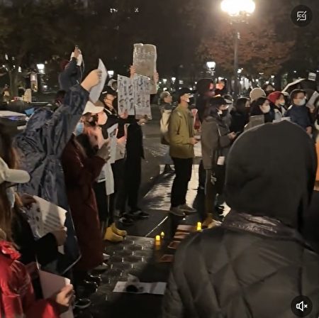 華人學生包括中國留學生，11月27日在紐約大學旁的華盛頓廣場集會，聲援大陸人民的反抗運動。