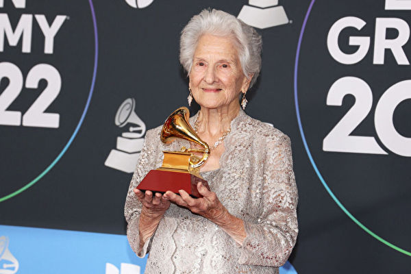95歲奶奶獲拉丁格萊美獎 實現兒時音樂夢想