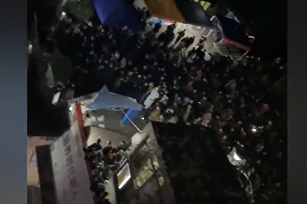 【一線採訪】重慶爆抗議 核酸亭被掀翻
