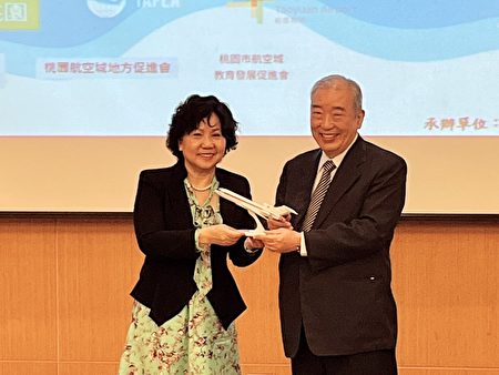 中華航空產業發展協會張國政理事長致贈校方航空模型。