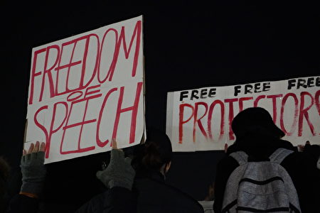 2022年11月29日，民众在纽约中国留学生于中领馆对街举办的集会中，高举写有“言论自由”的展板。