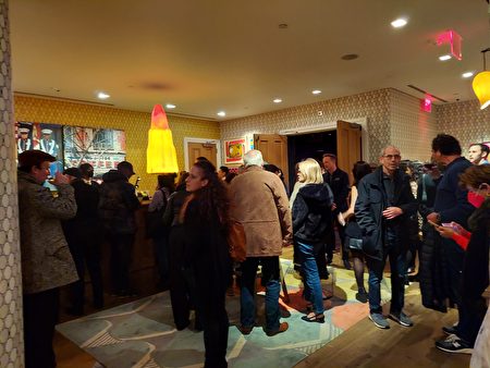 2022年11月28日，《长春》在曼哈顿下城举行纽约市加拿大观众专场放映。图为观众在观影后讨论。