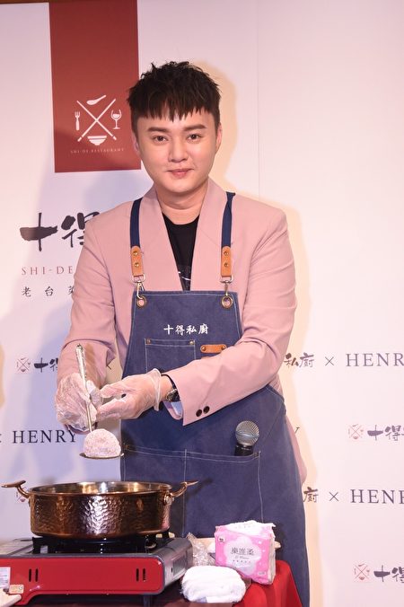 金曲台語歌王許富凱擔任十得私廚網路商城年度代言人。