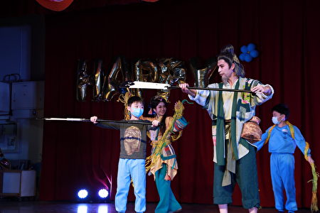 劇情設計讓學童成為大海的一員，協助主角黎利加完成任務，讓學童近距離學習欣賞、體驗傳統客家戲曲。