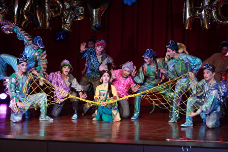 1日客家戲劇《少女黎利加的奇幻之旅》校園巡演在桃園區中山國小啟航。