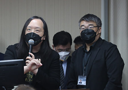數位發展部長唐鳳（左）1日至立法院交通委員會進行專案報告和備詢。右為數位部次長李懷仁。
