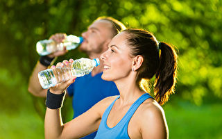 研究：每天喝八杯水對大部分人而言是過量的