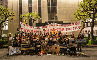 洛城人守夜撑白纸运动 中国留学生响应