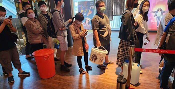 台影院推“爆米花任你装” 民众拿大桶排队