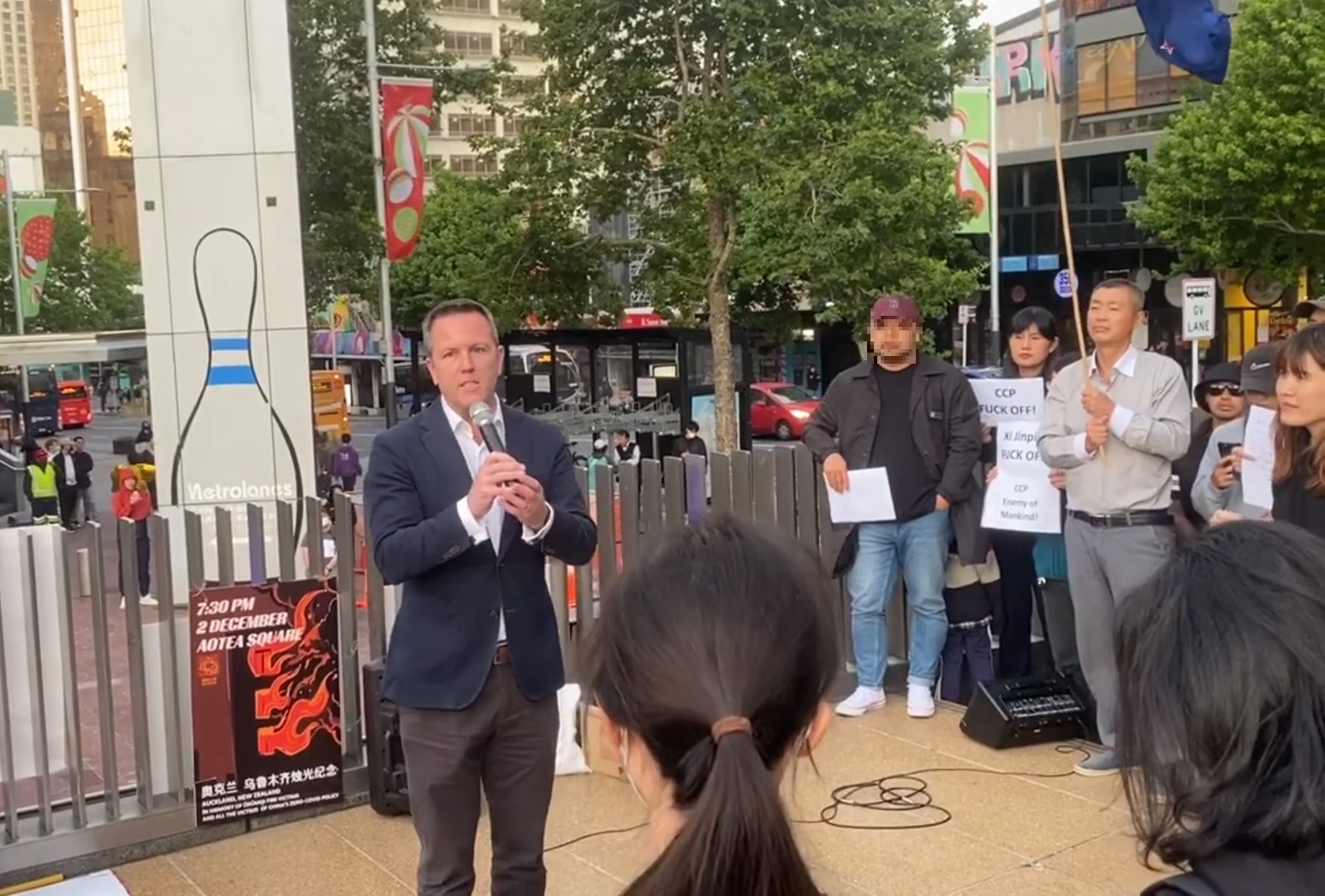 2022年12月2日傍晚,新西蘭國會議員、國家黨藝術文化與傳統發言人奧康納(Simon O'Connor)到集會現場發表演講。(易凡/大紀元)