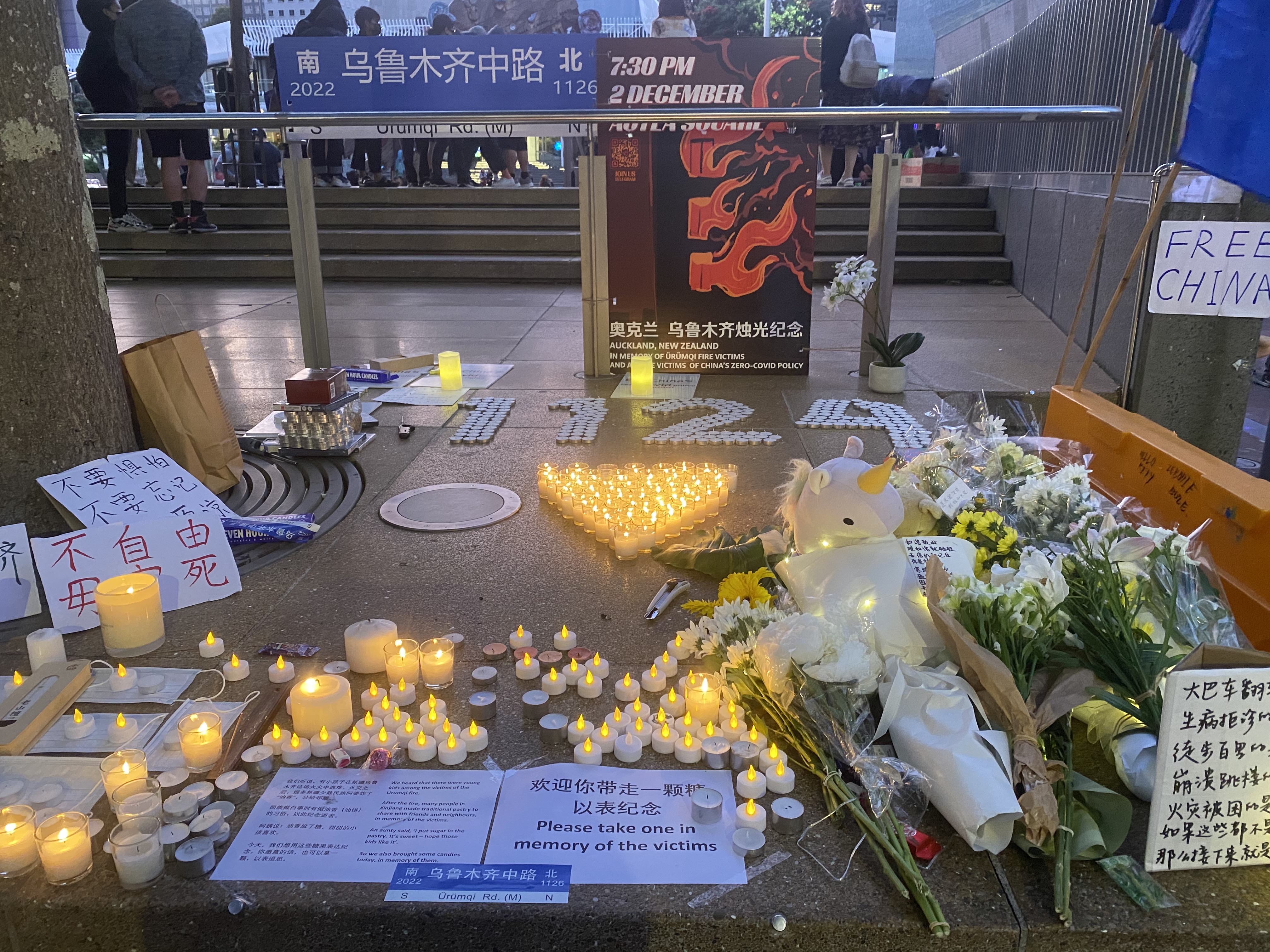 2022年12月2日傍晚,在奧克蘭市中心的Aotea廣場,點燃的燭光是紀念在烏魯木齊大火中罹難的中國同胞。(易凡/大紀元)